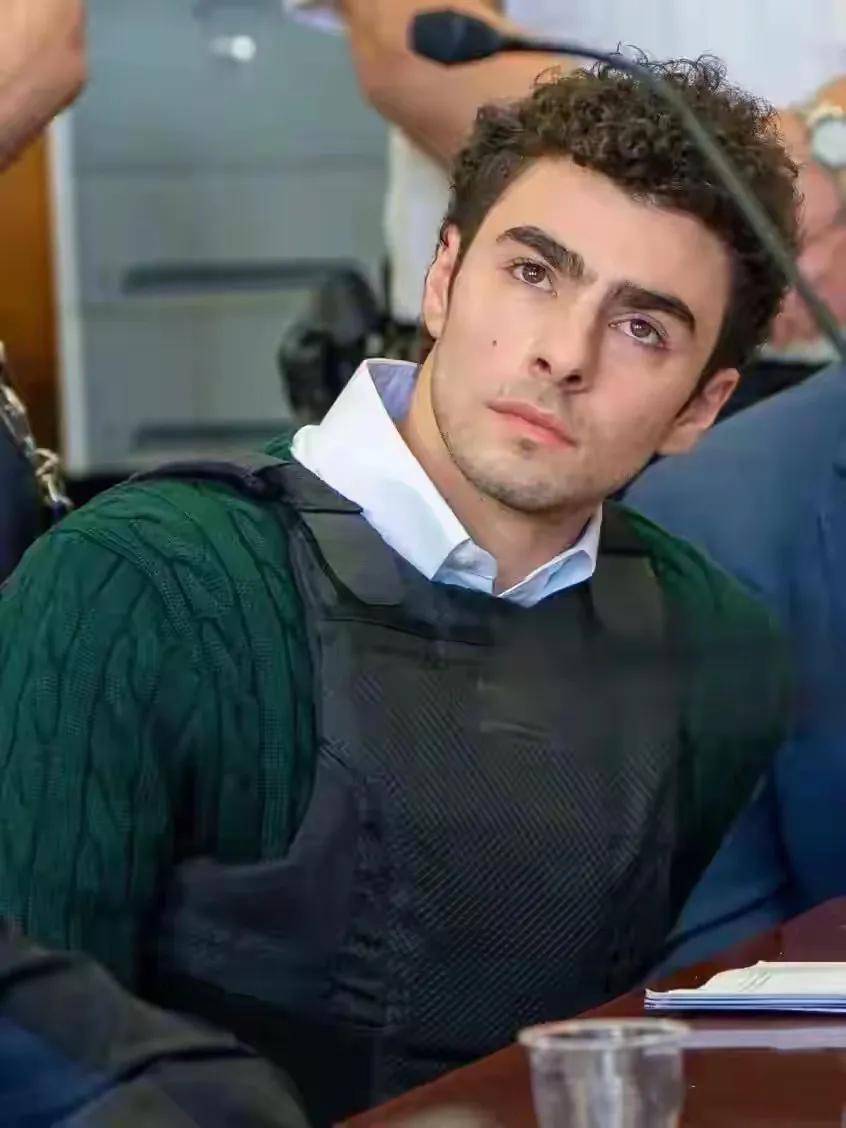 女律师出庭当天给路易吉带了西装但是他强壮了西装尺码不合适